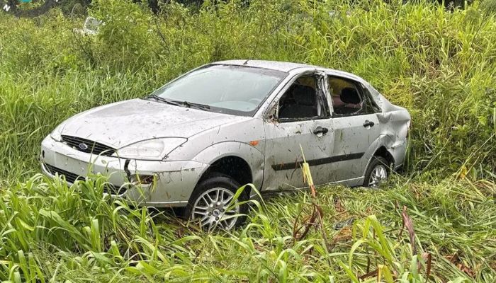 Guaraniaçu - Carro sai da pista na BR 277 no km 525